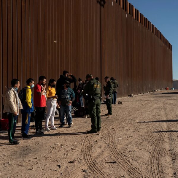 COMMUNITY INTELLIGENCE AT BORDERS: SUCCESSES AND FAILURES